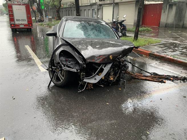 卢姓驾驶的保时捷休旅车失控撞击电线杆。（图：民眾提供）