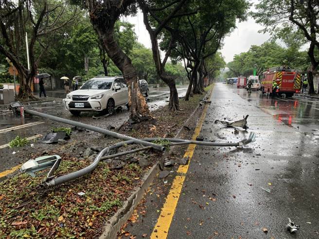 卢姓驾驶的保时捷休旅车失控撞击电线杆。（图：民眾提供）