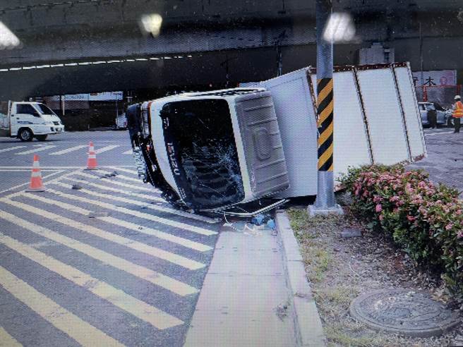 小货车翻覆路旁。（读者提供／张妍溱台中传真）