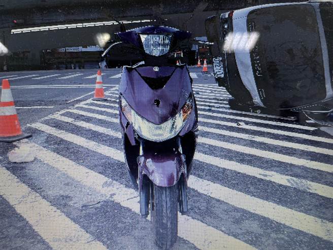 千钧一髮，骑士紧急跳车所幸未受伤，机车遭衝撞车体受损。（读者提供／张妍溱台中传真）