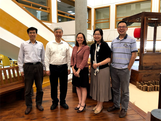 左起李大嵩与卢鸿兴荣膺国际高教首席会士。（阳明交大提供／陈育贤新竹传真）