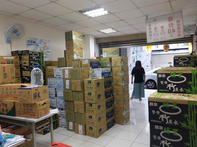 涼粉伯店家空間變成萬華物資站 。（翻攝自人生百味臉書）