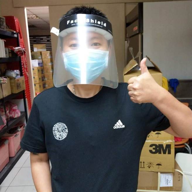 創立於1982年的麻油李，二代店剛開幕，就遇到疫情，業者馬上將物資投入救濟。（翻攝自麻油李臉書）  