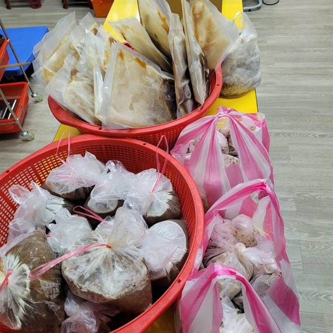 麻油李投入疫情救助，將麻油雞和滷肉湯汁發送給弱勢團體。（翻攝自麻油李臉書）