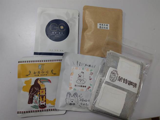 萬華呆待咖啡 DD coffee，號召時報本鋪、Cho cafe、街口6號珈啡 Street No.6、凝視．咖啡 Gaze Cafe等在地咖啡店募集濾掛，為第一線工作的社工打氣，用咖啡送暖。 。（翻攝自涼粉伯臉書）