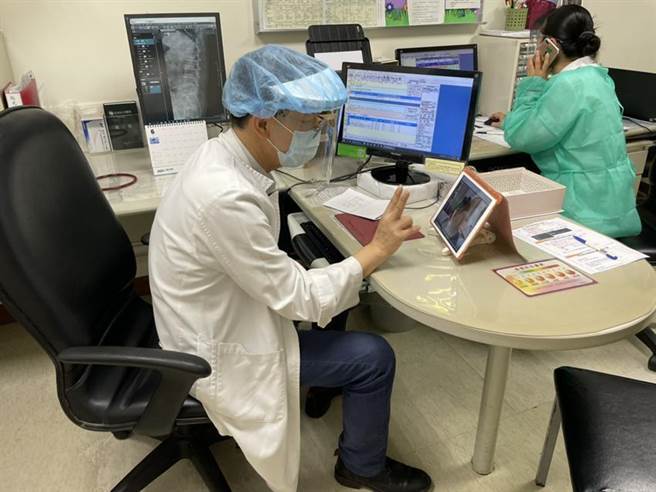 远传电信31日宣布，于亚东医院导入远距诊疗平台看诊、看报告、领慢笺免出门降低染疫风险。（图／远传电信提供）