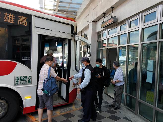全台防疫仍持續三級警戒，高雄市公車5月21日至6月2日維持平日班表9成運力，但受疫情影響，民眾大幅減少外出，運量衰退近8成，交通局31日表示，公車6月3日至6月14日將再調降平日班表至7成運力。(交通局提供／劉宥廷高雄傳真)