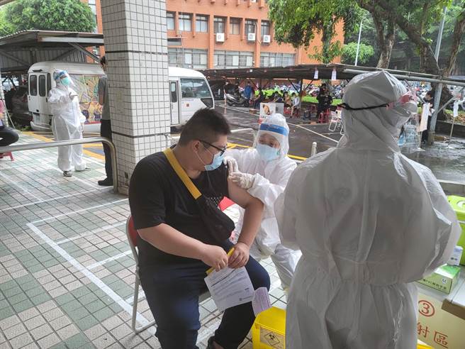 新北市与警政署已替新北警争取到第二批「新北警察专用疫苗」逾8000剂疫苗，预计6月1日陆续送达，已协调各区卫生所将规划分梯次主动至各单位替同仁施打。(新北市警局提供)
