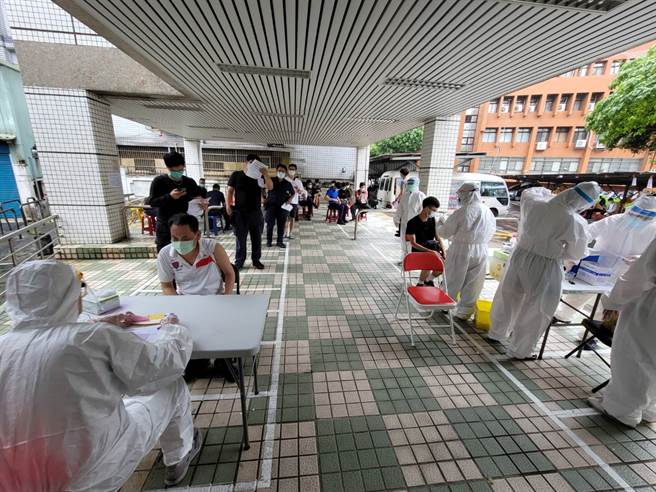 新北市与警政署已替新北警争取到第二批「新北警察专用疫苗」逾8000剂疫苗，预计6月1日陆续送达，已协调各区卫生所将规划分梯次主动至各单位替同仁施打。(新北市警局提供)