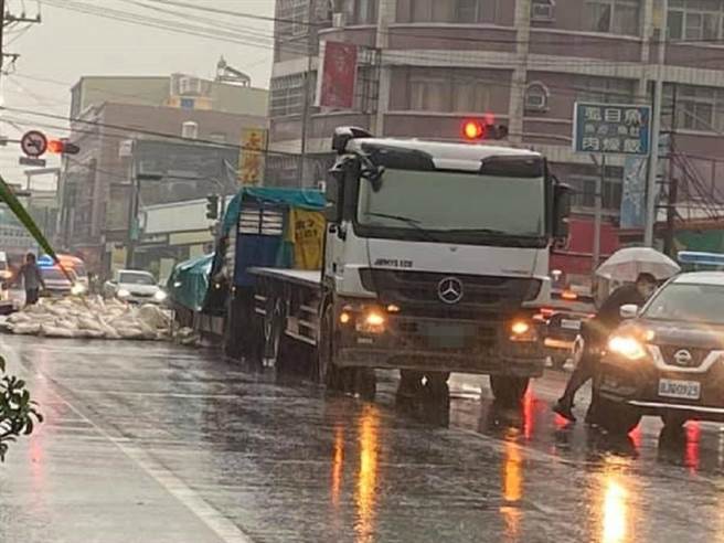 阿莲区忠孝路与中正路口上午31日因为货车掉落麵粉袋，导致交通一度打结。（警方提供／林瑞益高雄传真）