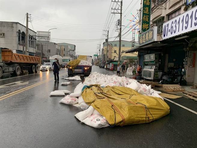 阿莲区忠孝路与中正路口31日上午因为货车掉落麵粉袋，警方到场警戒（警方提供／林瑞益高雄传真）