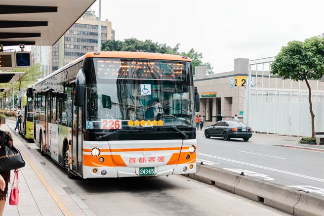 全台三級警戒導致乘客變少，許多大眾運輸工具紛紛減班因應。(示意圖/達志影像)