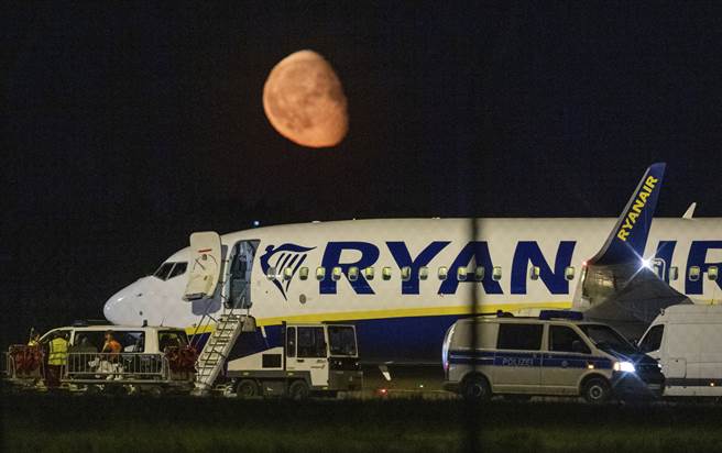 愛爾蘭廉價航空公司瑞恩航空（Ryanair）一架客機緊急降落在首都柏林後，機上乘客已改搭另一架客機飛往波蘭。(圖／美聯社)