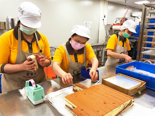 本土疫情严峻，提供身心障碍者工作的庇护工场也受影响。新北市27间庇护工场自5月中旬以来，订单锐减，其中经营餐饮的工坊直言业绩挂零，就连外卖的饼乾礼盒也卖不出去。（新北市劳工局提供）