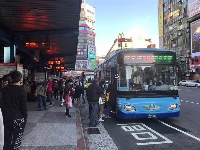 基隆市公车搭乘人数减半，市府配合整体防疫，今日起调整公车班次。（陈彩玲摄）