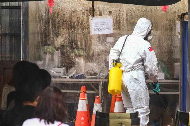 由于锋面笼罩台湾地区，台湾各地31日普遍降下间歇性大雨，前往万华剥皮寮快筛站筛检的人虽不多，但清消人员一点也不马乎，在医护人员叫下一位的同时，立刻做好清消动作。（邓博仁摄）
