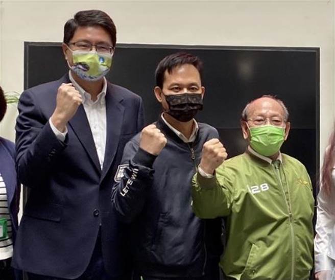民进党团总召市议员谢明源（右）、党团干事长林德宇（左）表示，国民党此时带头车聚，恐被检举。（卢金足摄）