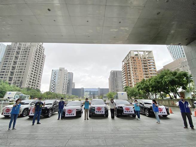 台中市议会国民党团31日同步按鸣汽车喇叭怒吼「给我疫苗！」强调在室外8人保持社交距离，未违反室外10人以上聚会。（卢金足摄）