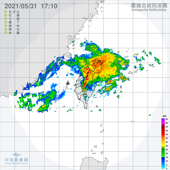 滞留锋面影响，台湾中部以北，东侧地区都被超大一坨对流胞垄罩，北台湾出现剧烈暴雨，气象局15县市豪大雨特报。(气象局提供)