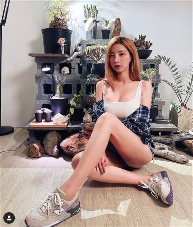 奎丁拍美照，大秀事业线和美腿。（图／翻摄自IG）