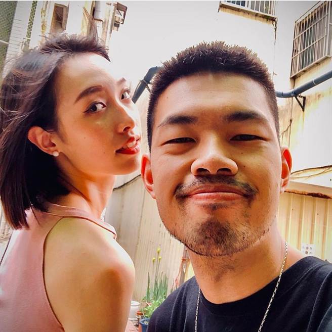 大天（右）防疫期间做菜给女友刘朴品嚐。（翻摄陈大天IG）