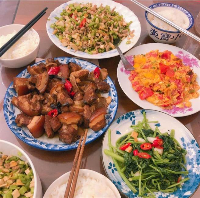 陈大天利用居家防疫的时间学做菜。（翻摄陈大天IG）