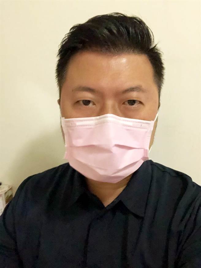 新北市议员张志豪接获民眾陈情，永和一名男子27日接获确诊通知，担心影响家人仅能住在车上，隔天儿子也接获确诊，父子仅能同住于车内靠家人送餐。（张志豪提供）