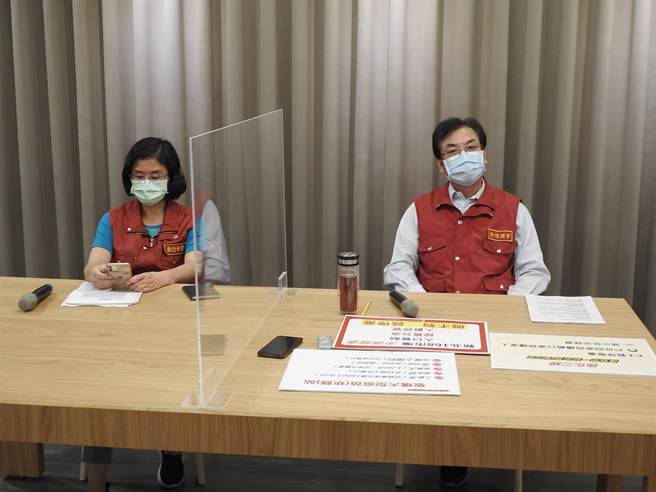 新北市副市長劉和然（右）、新北市衛生局長陳潤秋（左）。（許哲瑗傳真）