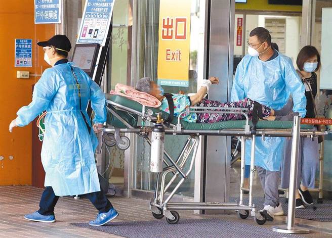 1名护理师分享曾有患者中午时仅有一点咳嗽，晚上却加速恶化丧命，连家人都来不及道别。（图／本报系资料照）