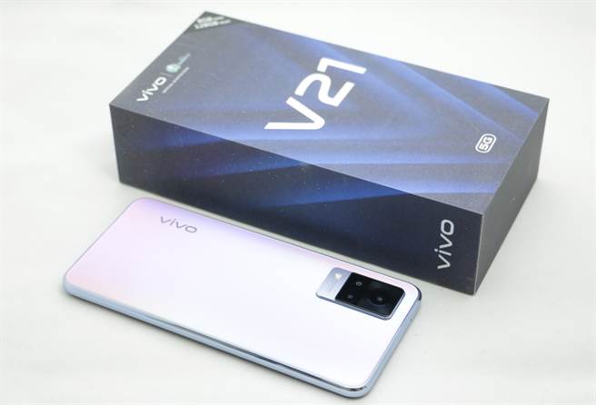 vivo V21 5G包装盒与手机。（黄慧雯摄）