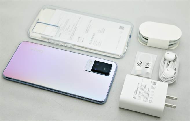 vivo V21 5G包装内含配件。（黄慧雯摄）