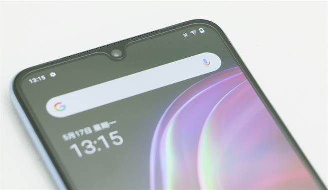 vivo V21 5G採用V型萤幕的设计，支援隐形指纹辨识。（黄慧雯摄）
