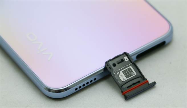 vivo V21 5G为三选二双层卡槽，比较少见。（黄慧雯摄）
