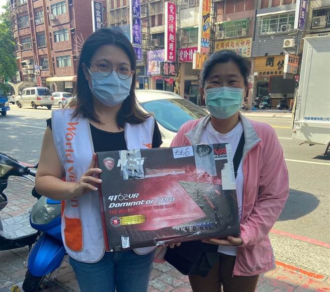 爱心企业捐电脑设备帮助给需要的孩童，台湾世界展望会对此充满感谢。（翻摄照片／林瑞益高雄传真）