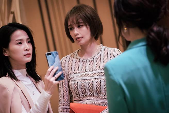 楚宣（左）在《日蚀游戏》中为袁艾菲仗义执言。（民视提供）