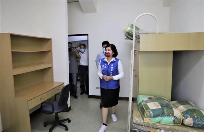 云林县长张丽善（右）启动「新冠肺炎专案」，推出医护人员温馨小栈等措施长期抗疫。（云林县政府提供／张朝欣云林传真）