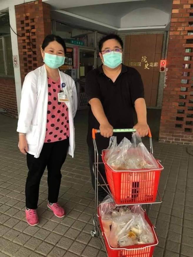 北投手摇店送饮料到医院挺医护人员。（照片/《澄糖入室》提供）