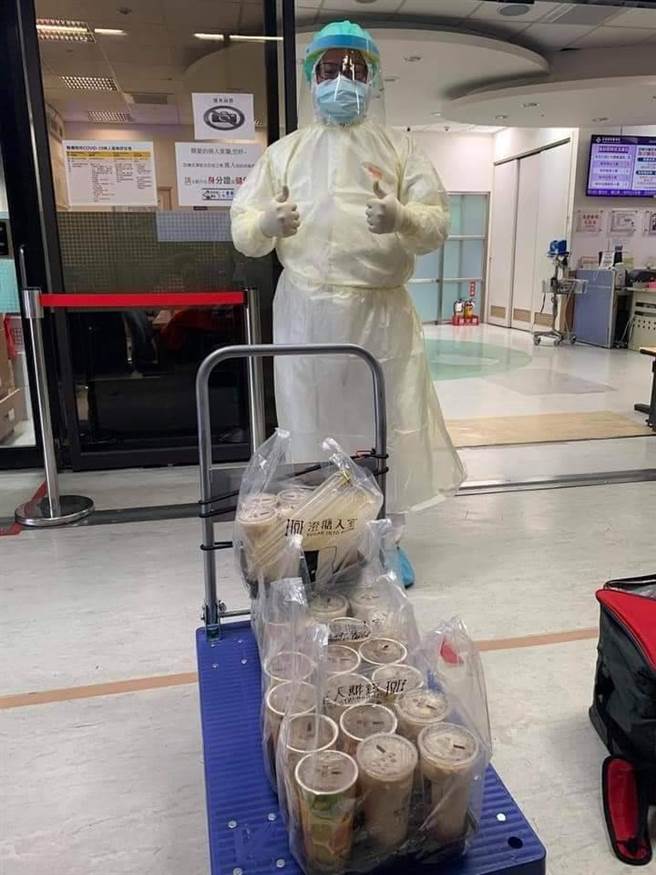 医护人员对于手摇饮店业者献爱心，表示非常感动与感谢。（照片/《澄糖入室》提供）