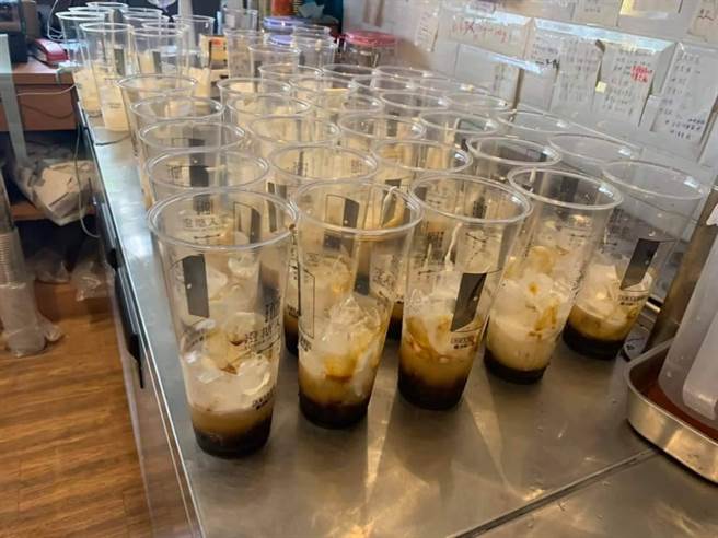 北投手摇店献爱心，送饮料至邻近警消分队。（照片/《澄糖入室》提供）