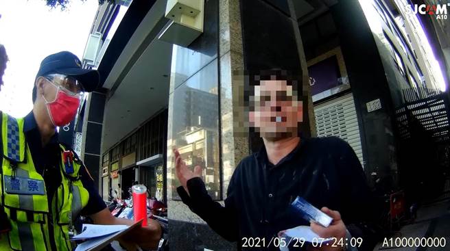 警方於29日2度查獲同1名外籍男子，未戴口罩在外遊蕩，屢勸不聽，連開2張告發單。（台中市警第五分局提供／張妍溱台中傳真）