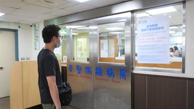 30岁的修哥在彰化医院服务7年多，是少数的男性护理师；原本在精神科病房，前年底被调派至8楼负压隔离病房，是整个8C、D区护理站，唯一的男护理师。（谢琼云摄）
