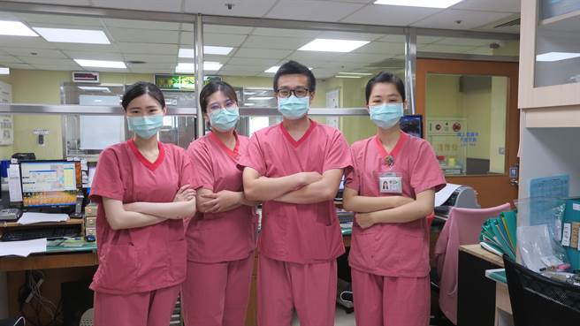 30岁的修哥（右二）在彰化医院服务7年多，是少数的男性护理师；原本在精神科病房，前年底被调派至8楼负压隔离病房，成为整个8C、D区护理站，唯一的男护理师。（谢琼云摄）