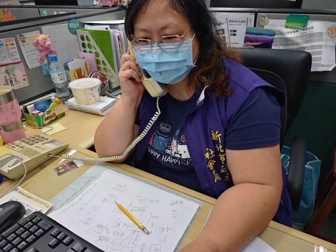 社会局同仁每天打电给在检疫所隔离的市民，了解他们的身心状况，或是有什么需求。（新北市社会局提供）