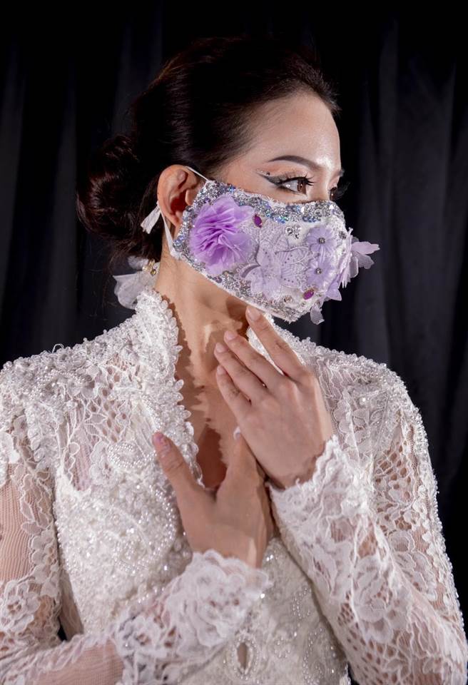 庄敬高职家政群科也结合布口罩、塑胶面罩，再加上了异材质的创新，一针 一线的缝制，让防疫用品加上创新的心意。（庄敬高职提供）