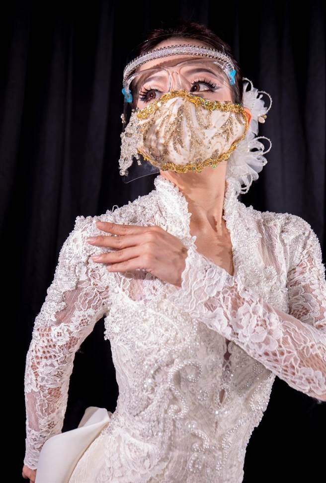 庄敬高职家政群科也结合布口罩、塑胶面罩，再加上了异材质的创新，一针 一线的缝制，让防疫用品加上创新的心意。（庄敬高职提供）