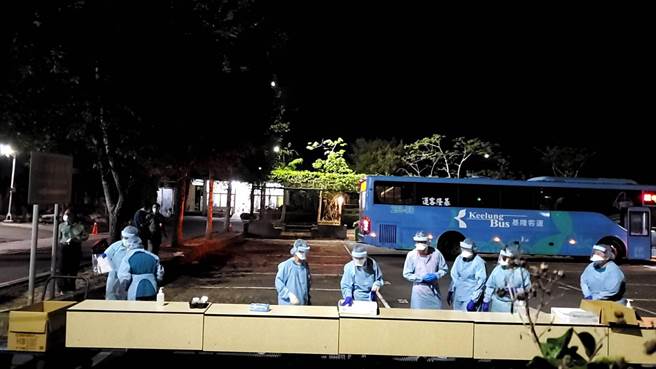 中部的南投检疫所因此在30日承接北部39名确诊者，执行「北患南送」任务，而过程中临时接到新任务，需收治1名年仅6岁、刚抵台的确诊孩童。（图／翻摄自脸书社团埔里人）