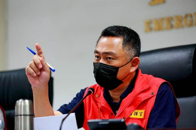 金门县长杨镇浯在今天下午的全县灾害应变中心会议中，下令明天起搭机抵金的旅客均需全面强制实联制，并协调金门民航站协助执行。（县府观光处提供）