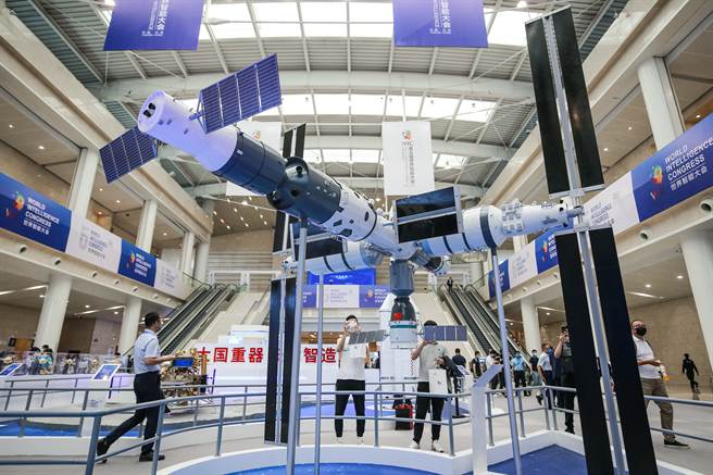 中国航天科技集团展出的中国太空站模型。（图／中新社)