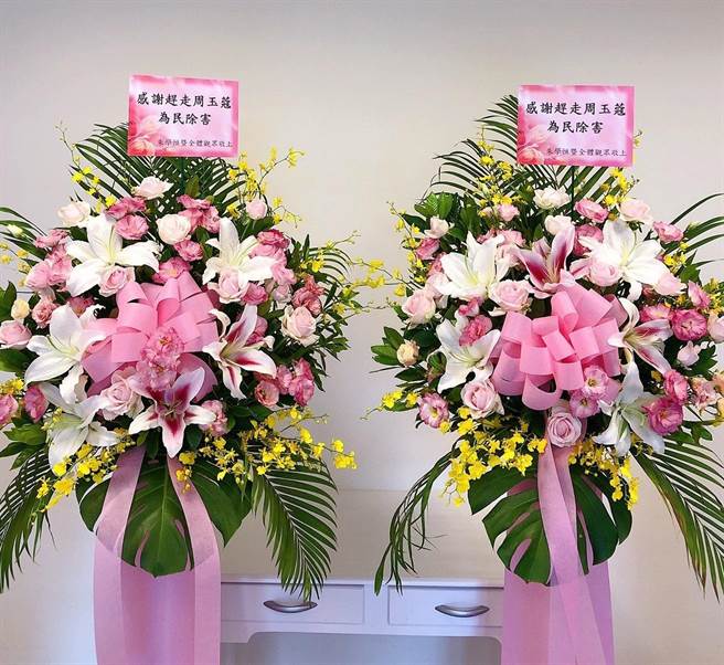 宅神朱學恒致贈花籃送給《Hit FM聯播網》。(圖/朱學恒臉書)