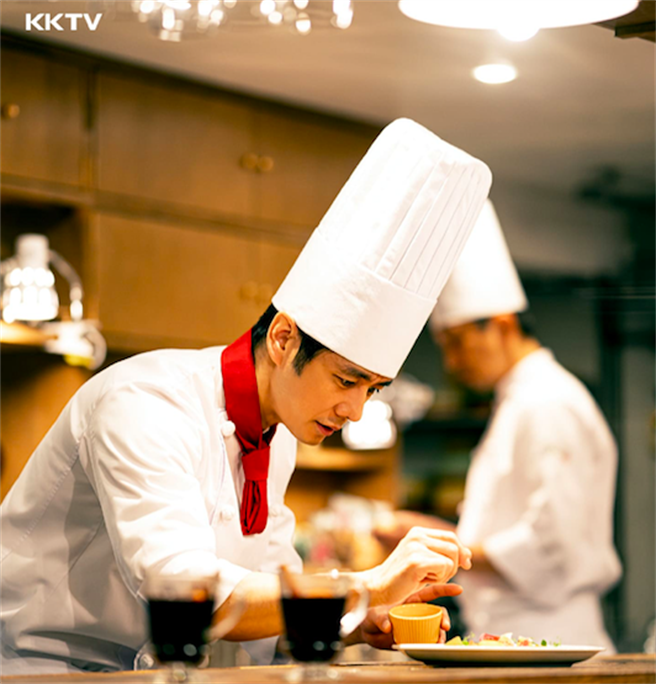 西岛秀俊《名侦探主厨》吃法餐送推理。（KKTV提供）